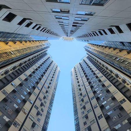 Enjoy Bgc Sunset And Golf Course View 2 Bedroom Loft With 100Mbps Internet Connection マニラ市 エクステリア 写真