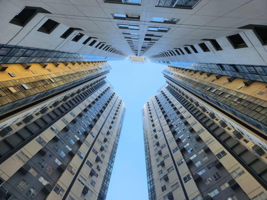 Enjoy Bgc Sunset And Golf Course View 2 Bedroom Loft With 100Mbps Internet Connection マニラ市 エクステリア 写真