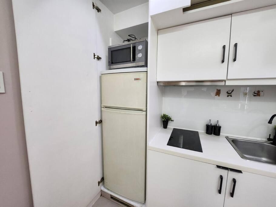 Enjoy Bgc Sunset And Golf Course View 2 Bedroom Loft With 100Mbps Internet Connection マニラ市 エクステリア 写真