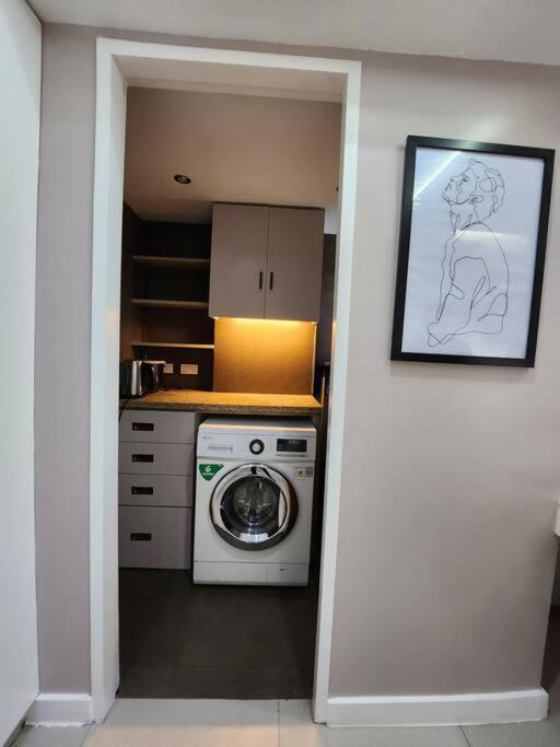 Enjoy Bgc Sunset And Golf Course View 2 Bedroom Loft With 100Mbps Internet Connection マニラ市 エクステリア 写真