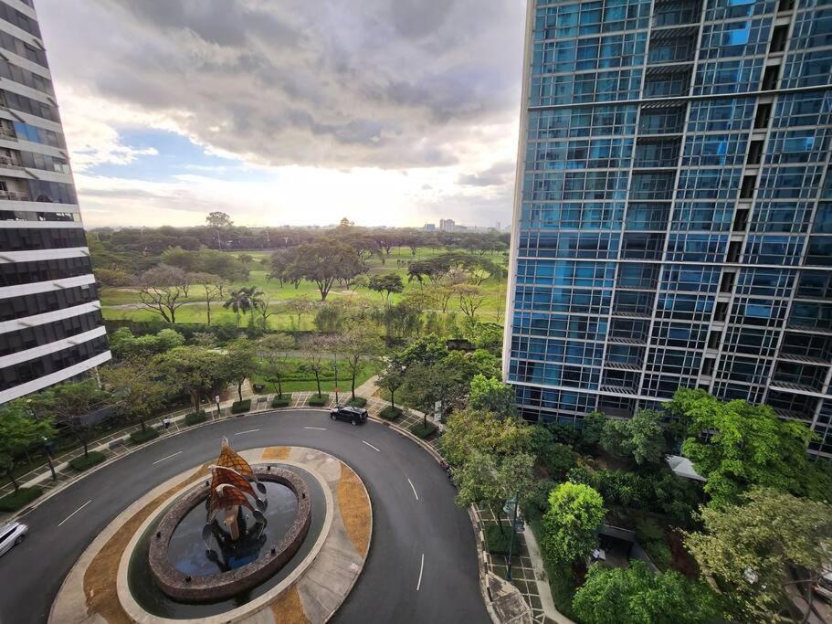Enjoy Bgc Sunset And Golf Course View 2 Bedroom Loft With 100Mbps Internet Connection マニラ市 エクステリア 写真