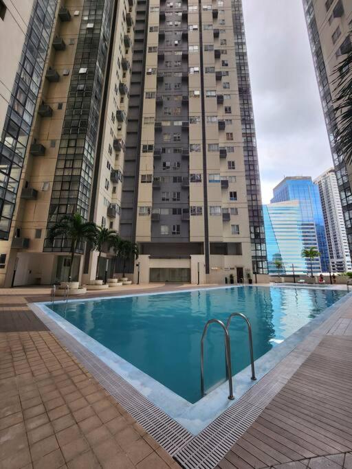 Enjoy Bgc Sunset And Golf Course View 2 Bedroom Loft With 100Mbps Internet Connection マニラ市 エクステリア 写真